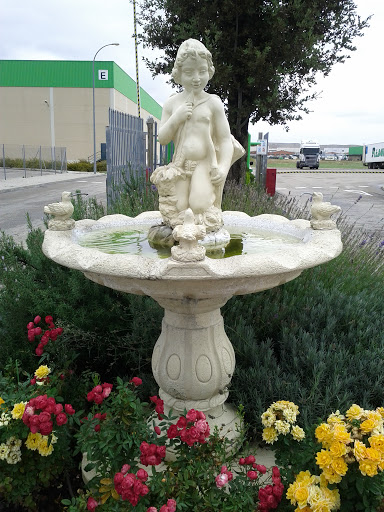 Fuente de mármol adornada floralmente