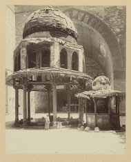 Fonteinen op de binnenplaats van de sultan Hassan-moskee, Caïro