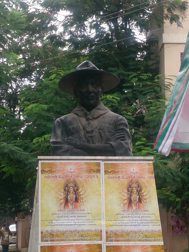 Gagan Mahal Chowk Statue