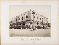 Gezicht op het Dogeplaleis en een pilaar met leeuwenbeeld in Venetië