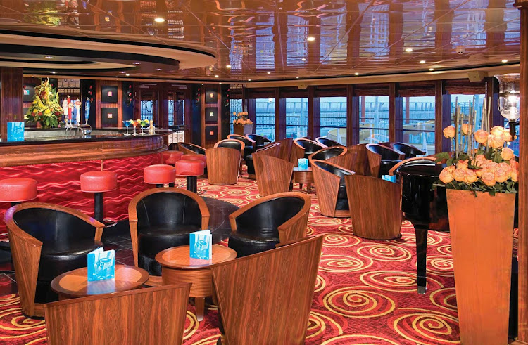 Relax and meet new friends at the Star Bar aboard Norwegian Jewel.