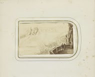 Fotoreproductie van een prent met een gezicht op de watervallen van Schaffhausen