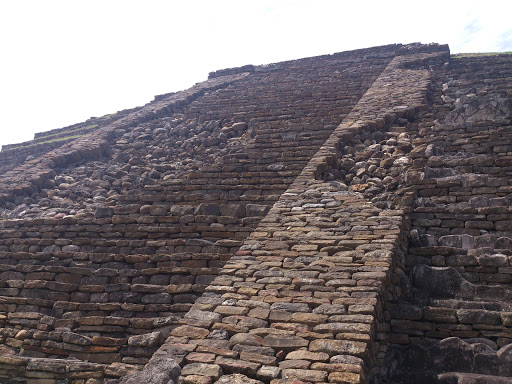 Escaleraa De Piramide