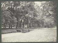 Vrouw op een brug in de tuin van Landgoed De Paauw