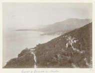 Gezicht op de Italiaanse kustplaats Grimaldi en de Franse kustplaats Menton