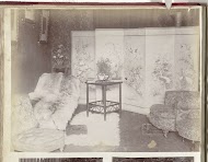 Interieur met kamerscherm, bijzettafels en stoelen