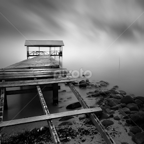 An ode to the old pier by Abi Danial - Black & White Landscapes