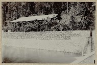 Huizen met een stenen muur met afwatering