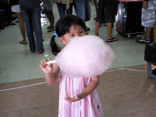 She ended up not liking candy floss and I had to finish this for her.