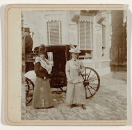 Portret van twee vrouwen in winterkleding voor een koets