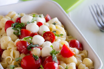 Easy Caprese Mac and Cheese