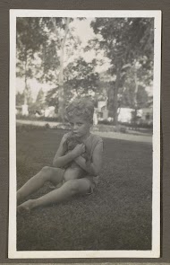 Zittende jongen met een hond in zijn armen