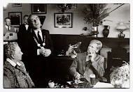 Burgemeester Hartkamp spreekt jubilaris Miedema toe