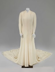 Bruidsjapon van crème charmeuse zijde met lange sleep, sluik model met kleine v-hals en achtersluiting met lange rij stofknoopjes