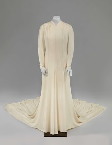 Bruidsjapon van crème charmeuse zijde met lange sleep, sluik model met kleine v-hals en achtersluiting met lange rij stofknoopjes