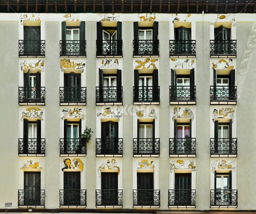 Calle Duque de Osuna n º 8 y Plaza Cristino Martos, Madrid. Dibujos en fachada: Antonio Mingote. by Pablo Echávarri - Buildings & Architecture Other Exteriors