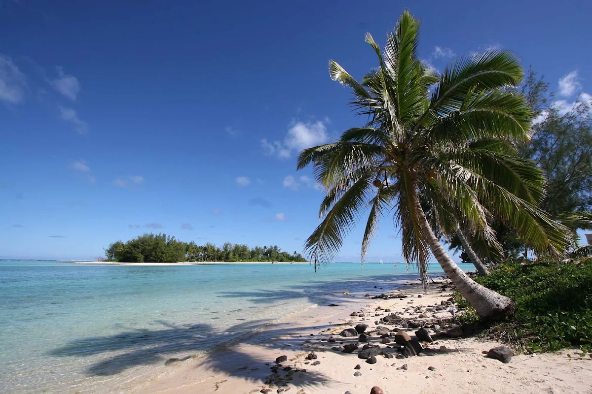 muri-beach-rarotonga-cook-islands - Muri Beach on Rarotonga in the Cook Islands.