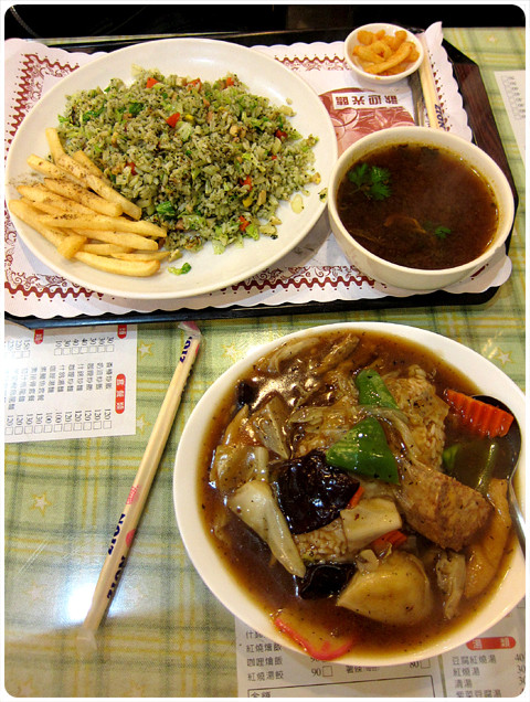 【食】來到基隆廟口夜市．嘗嘗菜色豐富的詹家素食（2013.01補照