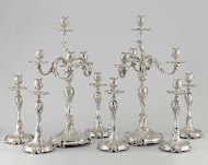 Ensemble van twee kandelabers, zes kandelaars en een middenstuk, met bijbehorend liber amicorum