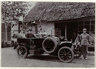 Officier met vrouw en kind en chauffeur bij een auto
