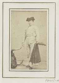 Portret van een onbekende stierenvechter (matador), met doek en stierenkop