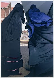 Twee vrouwen in niqaab op weg naar de markt