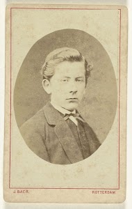 Studioportret van vermoedelijk de jonge J.B. Aug. Kessler