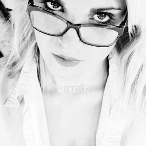 Look at those eyes by Tina Balgavi - People Portraits of Women