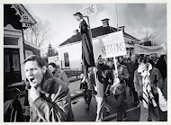 Protest tegen de sluiting van regenkledingbedrijf RIA