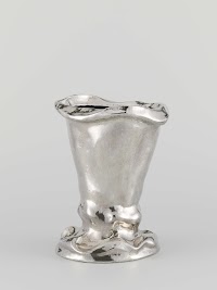 Vaas met gegraveerde tekst op onderzijde:" 8 MAART 1930 AAN MIJN LIEVE BROER ANTON.......".