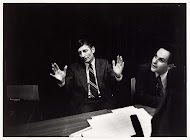 Van Agt tijdens een persconferentie