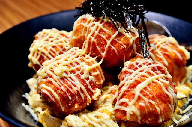 大份量的多汁炸雞丼～！菊之丼