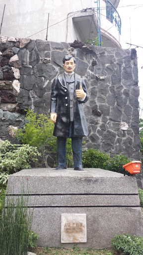 Tribute to Jose Rizal Statue