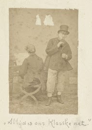 Albert Neuhuys speelt op een piano, Jozef Neuhuys declamerend.