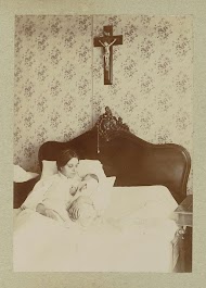 Moeder met een baby in een kraambed