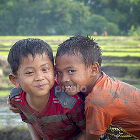 Keceraiaan Anak Petani by Munif Rifa'i - Babies & Children Child Portraits