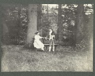 Twee gekostumeerde mensen tijdens een opvoering